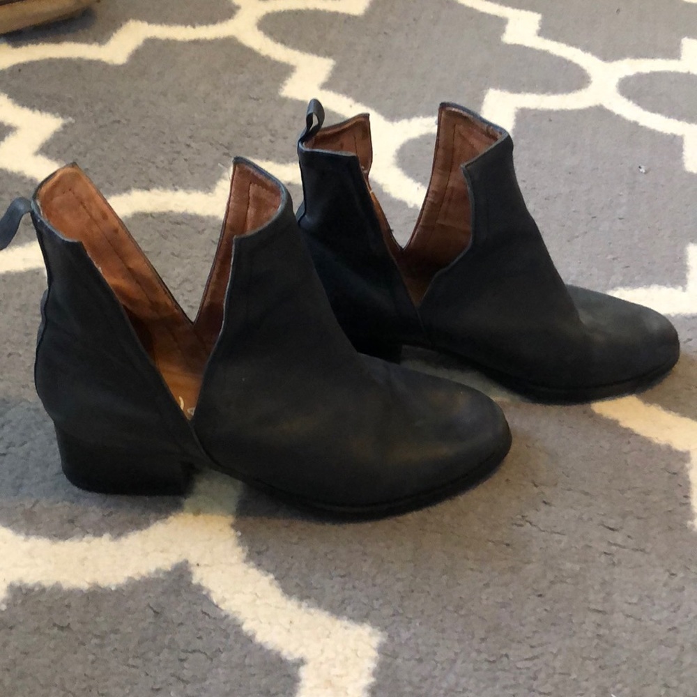 V Cut booties